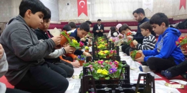 gonullere-dokunan-imam-cocuklarla-hazirladiklari-ciceklerle-herkesi-camiye-davet-ediyor-Pz68YsrQ.jpg