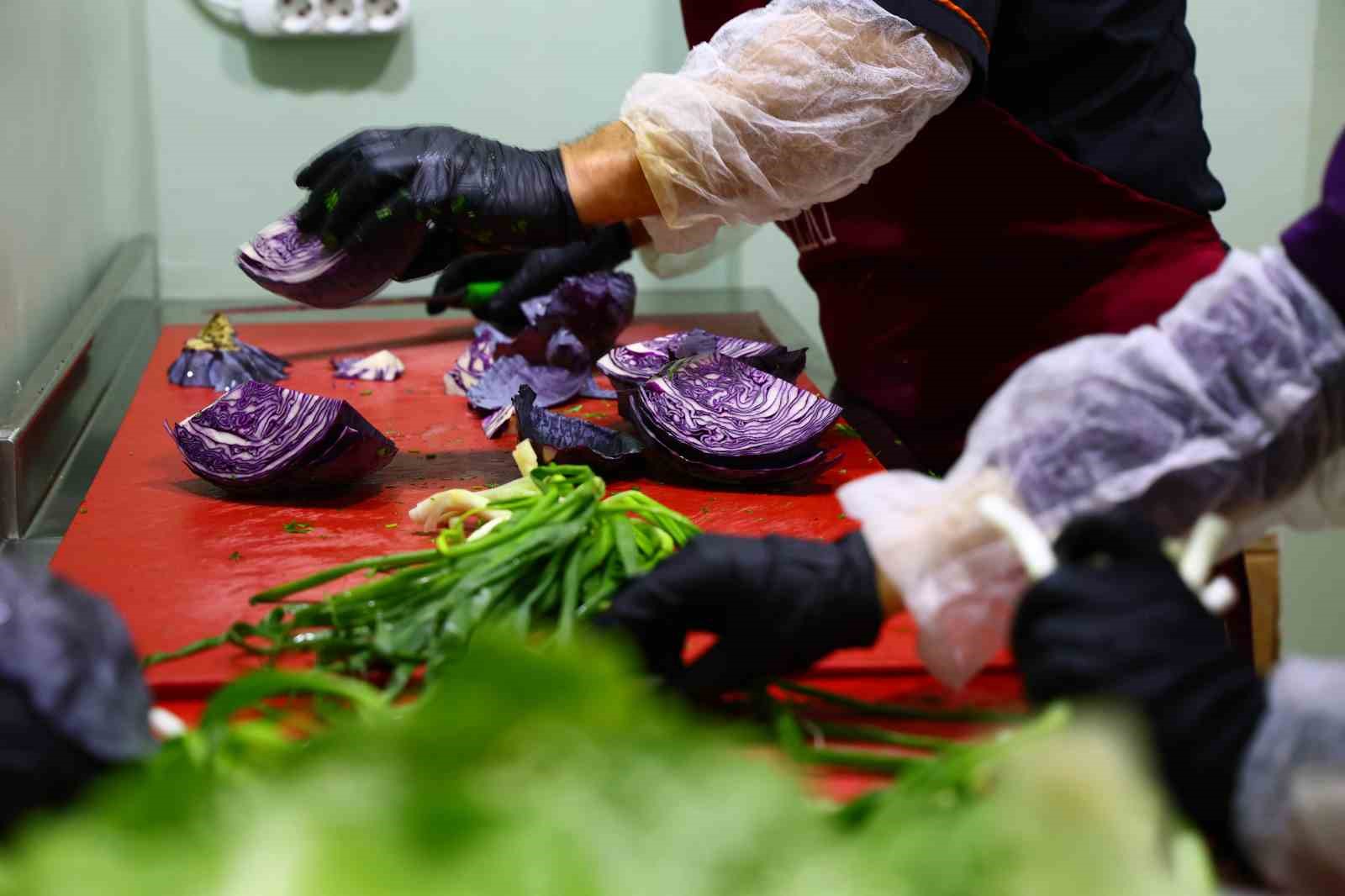 gonulluler el ele verdi her gun 250 ihtiyac sahibine iftar hazirliyor 1 KTA6vKR4