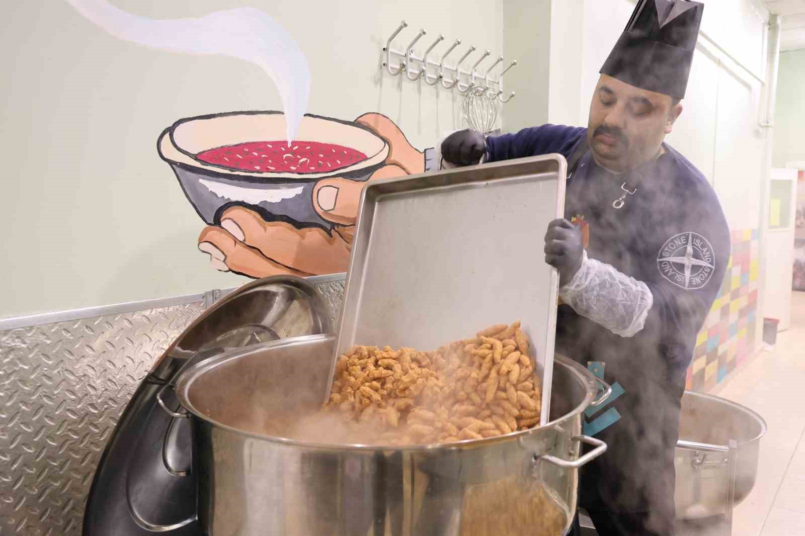 gonulluler el ele verdi her gun 250 ihtiyac sahibine iftar hazirliyor 10 CV8qITUY