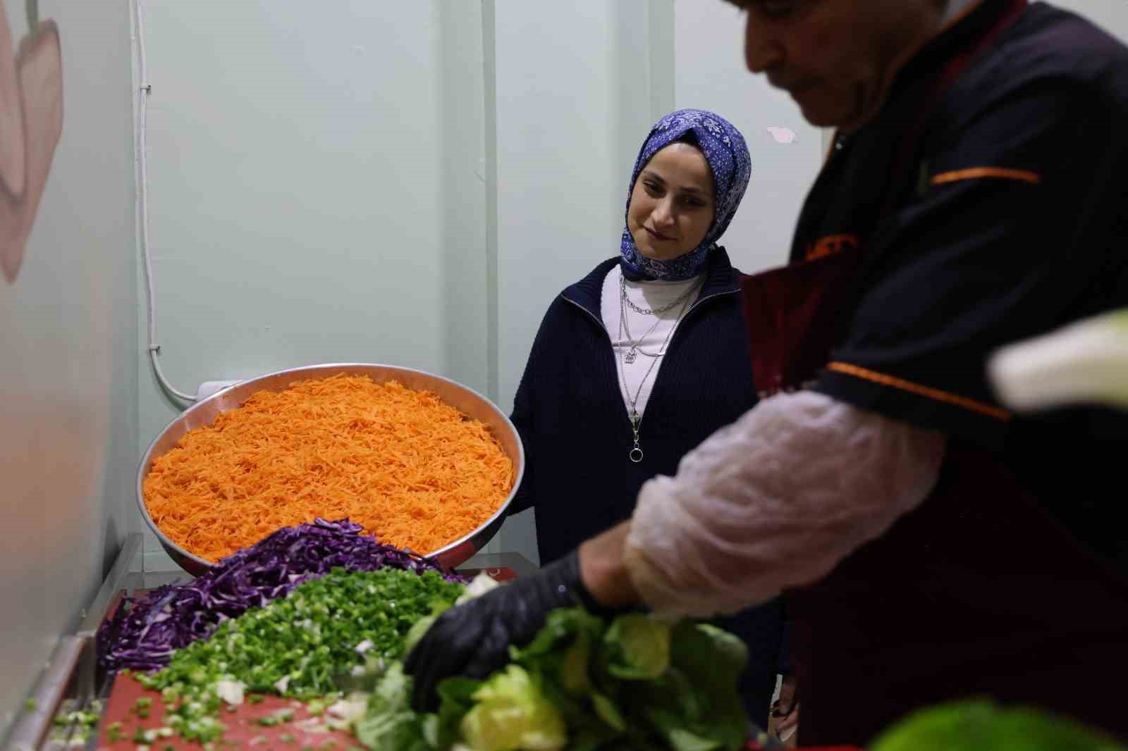 gonulluler el ele verdi her gun 250 ihtiyac sahibine iftar hazirliyor 12 jFOAy7v6