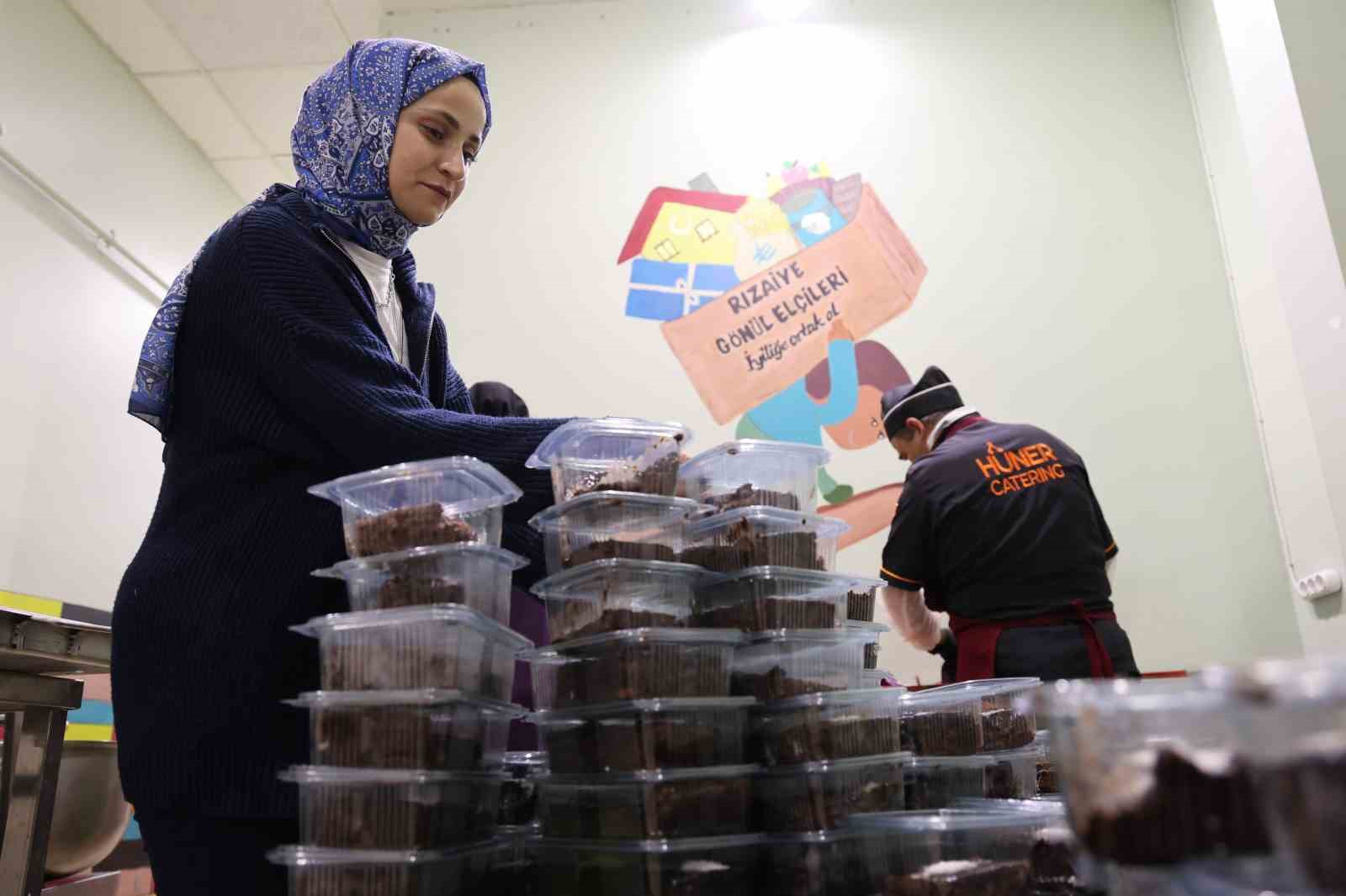 gonulluler el ele verdi her gun 250 ihtiyac sahibine iftar hazirliyor 3 Hvj88JGM