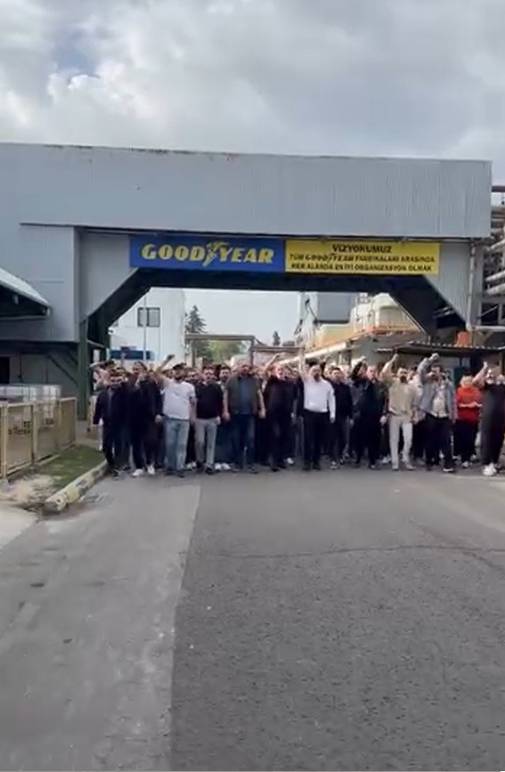 goodyear fabrikasinda vardiya sloganlarla degisti 0 EJS1lMRy