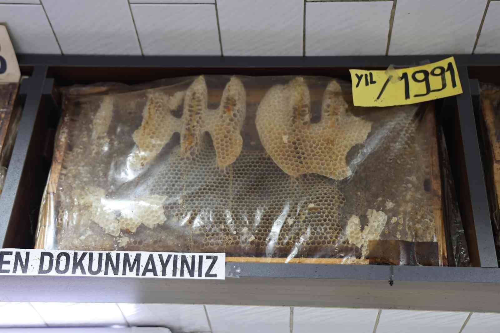 gorenler donup bir daha bakiyor 35 yillik bal cerceveleri dikkat cekiyor 0 t9DkmRRS