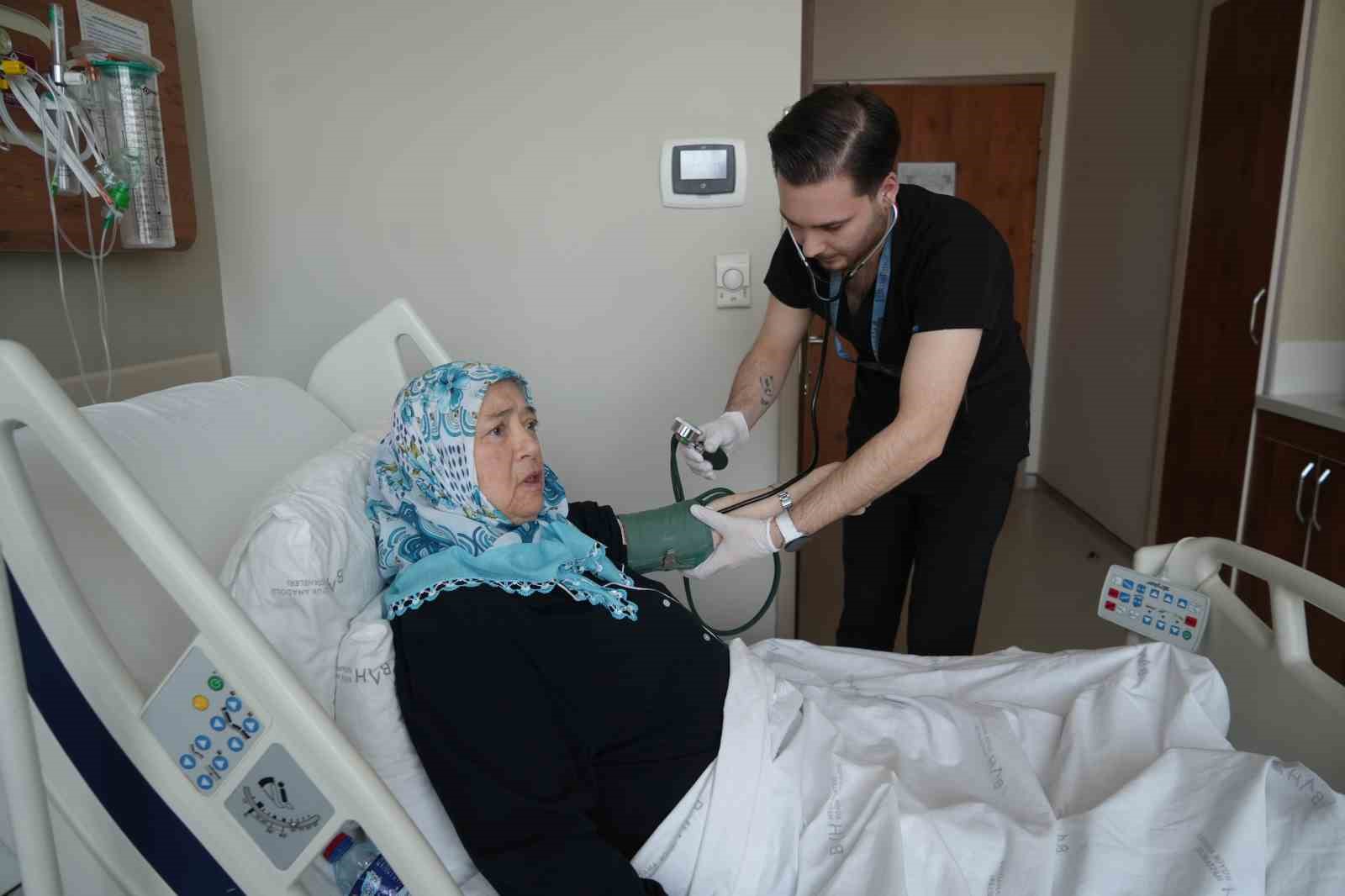 gorenler kilo aldi sandi karnindan 30 santim uzunlugunda 105 kiloluk kitle cikti 1 LUvCKgRR