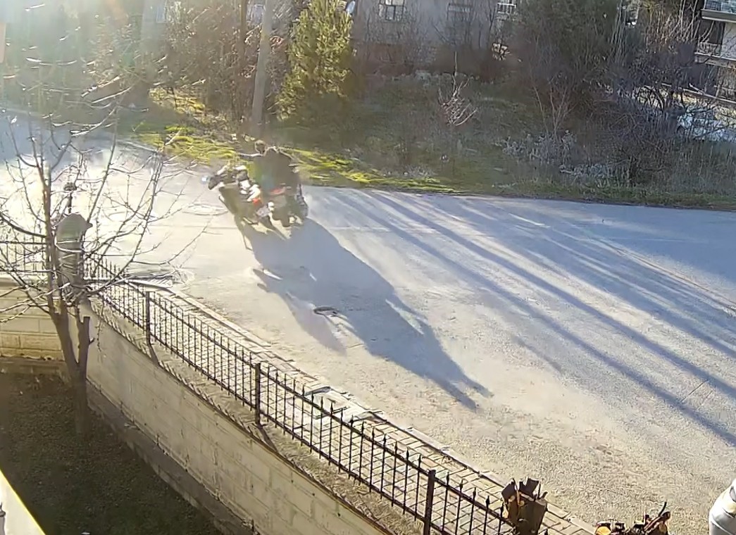 gorenleri dusunduren motosiklet kazasi guvenlik kamerasinda 0 dkGGhN1M