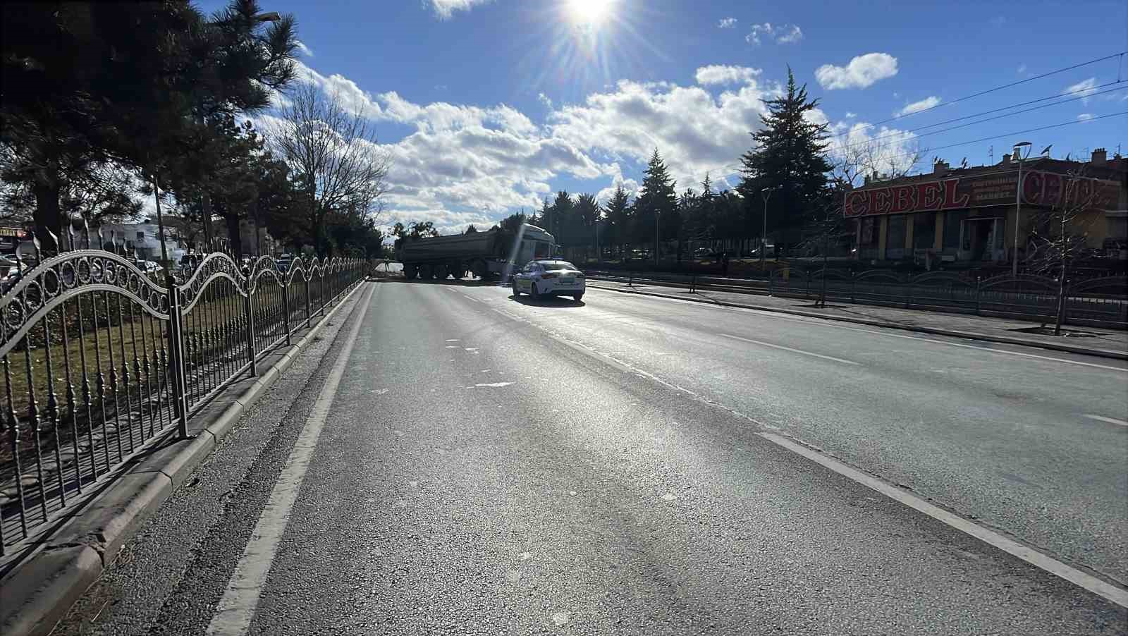 gorenleri pes dedirten kazada tir agaclari ezip karsi seritte durabildi 1 Ib1IiA2d