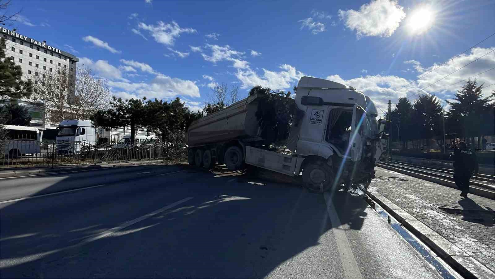 gorenleri pes dedirten kazada tir agaclari ezip karsi seritte durabildi 4 yhznXiTf