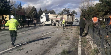 gorenleri-pes-dedirten-kazada-tir-agaclari-ezip-karsi-seritte-durabildi-FtvdhFbp.jpg