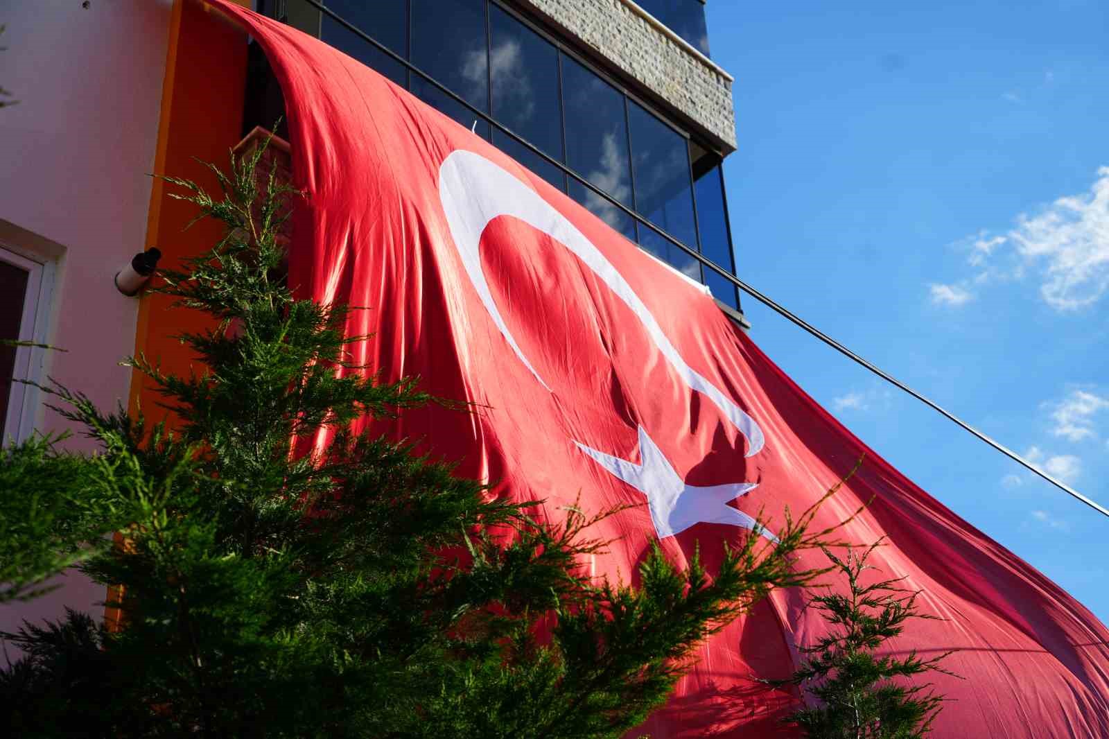 gorev basinda sehit oldu baba ocagi turk bayraklariyla donatildi 1 74geQyn6