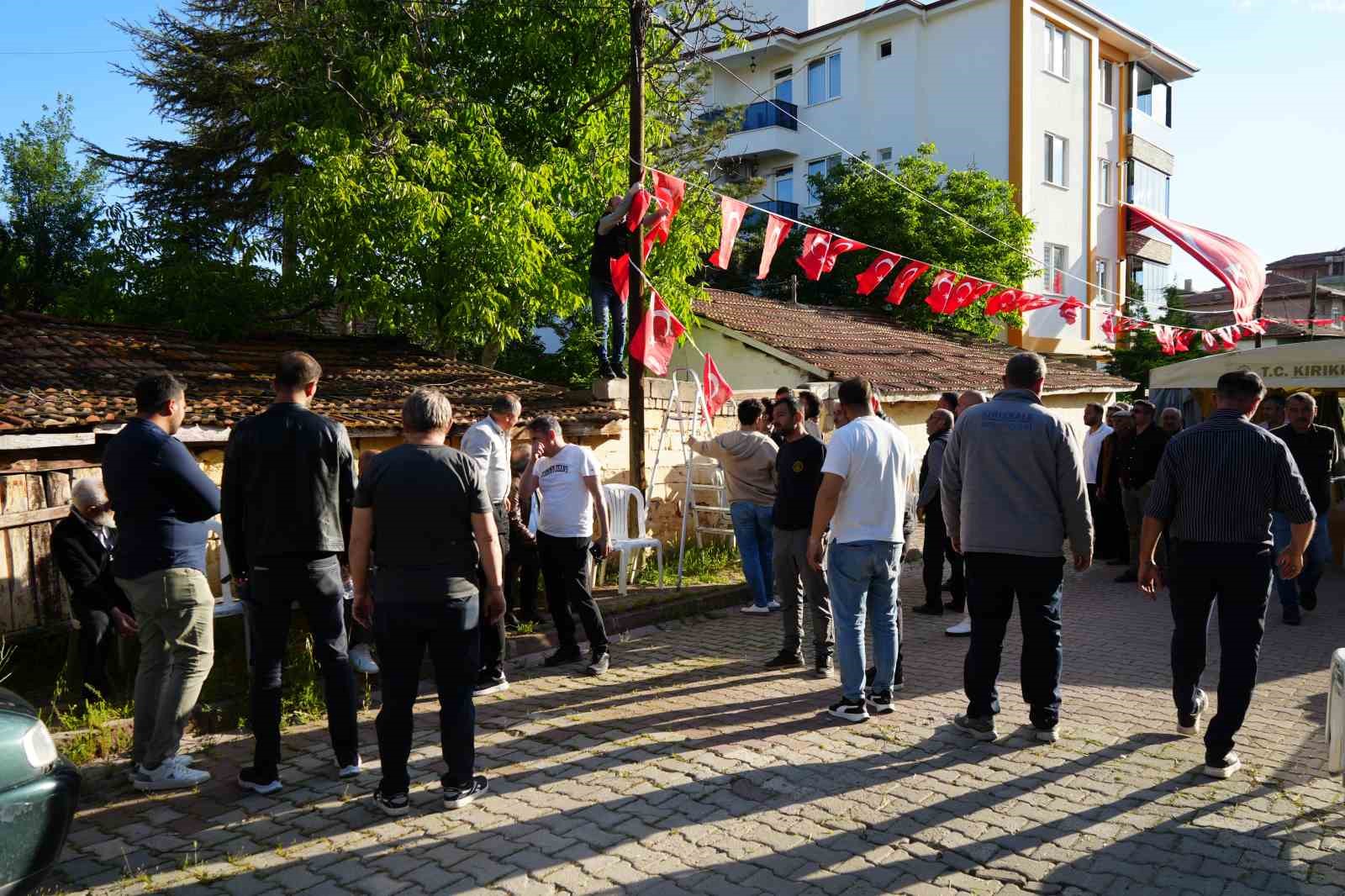 gorev basinda sehit oldu baba ocagi turk bayraklariyla donatildi 4 qu6upCVj