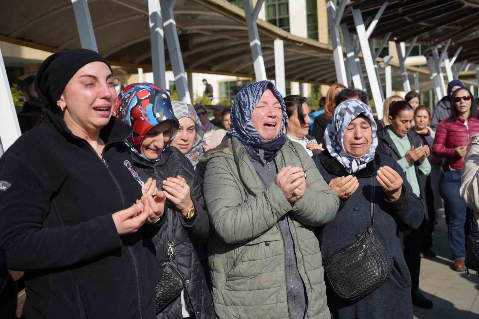 gorev yaptigi adliyede olu bulunan guvenlik gorevlisi gozyaslariyla ugurlandi 0 19RaIC8f