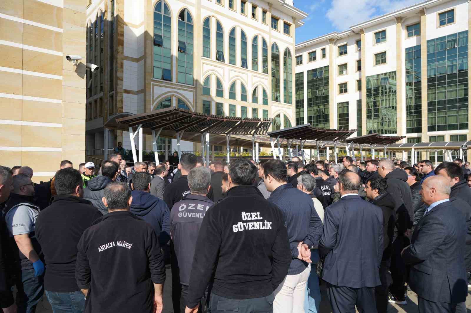 gorev yaptigi adliyede olu bulunan guvenlik gorevlisi gozyaslariyla ugurlandi 7 JJSTrqlb