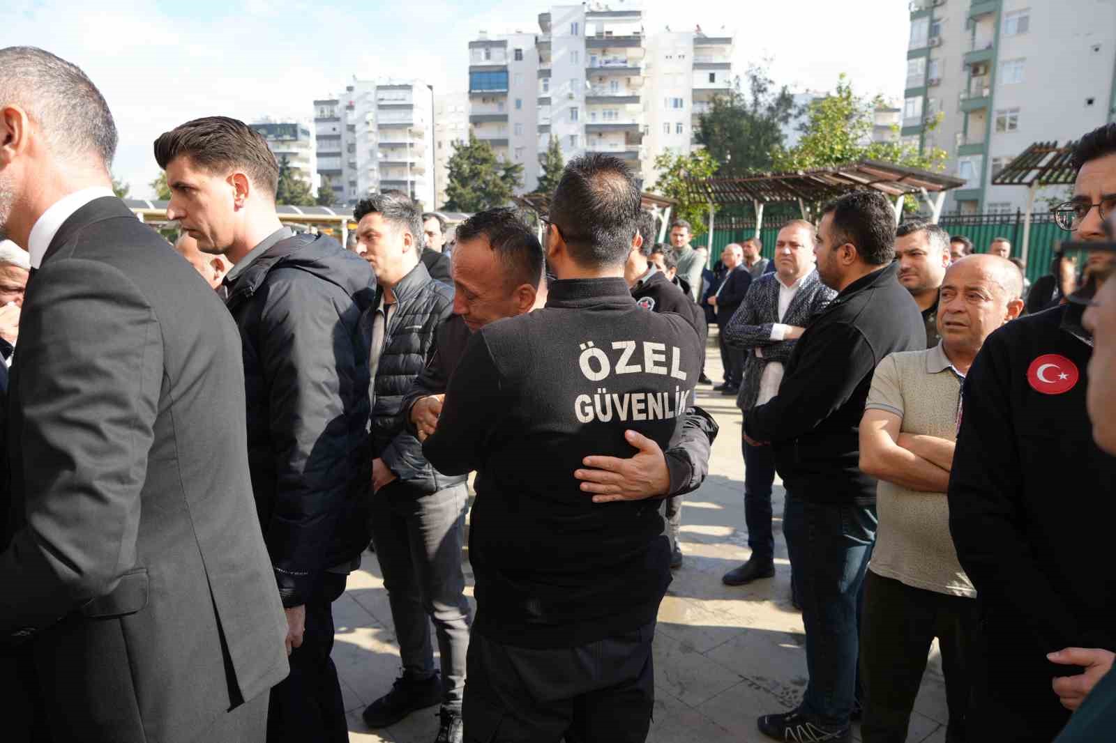 gorev yaptigi adliyede olu bulunan guvenlik gorevlisi gozyaslariyla ugurlandi 8 pElyIXQG