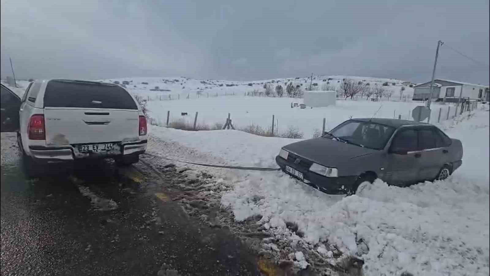 goreve giden valilik koruma ekibi yolda kalan vatandasi kurtardi 0 Z9U1gsBh