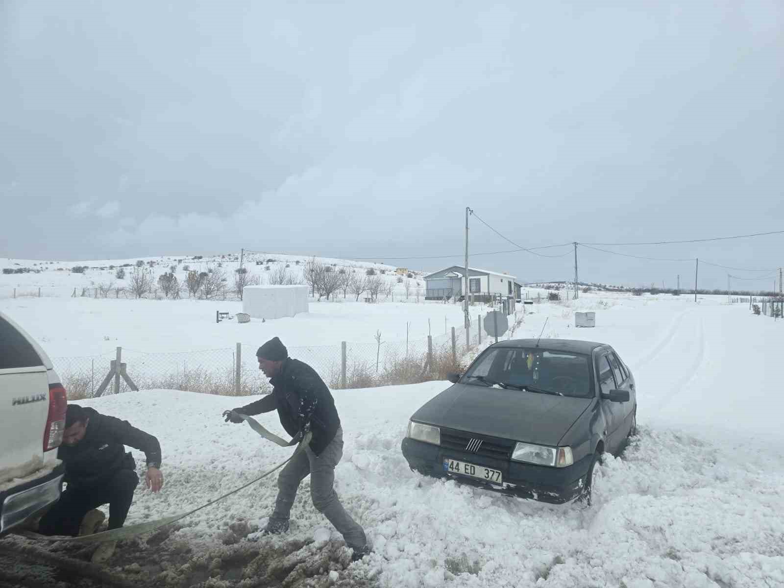 goreve giden valilik koruma ekibi yolda kalan vatandasi kurtardi 1 wLZFTq3r