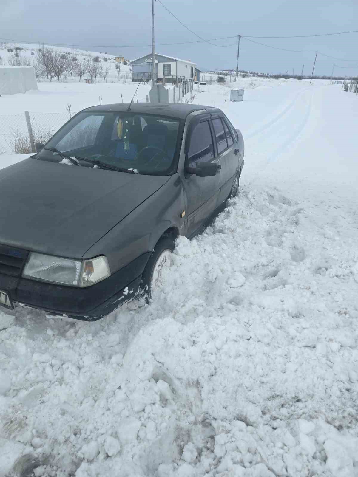 goreve giden valilik koruma ekibi yolda kalan vatandasi kurtardi 3 pXJdbi99