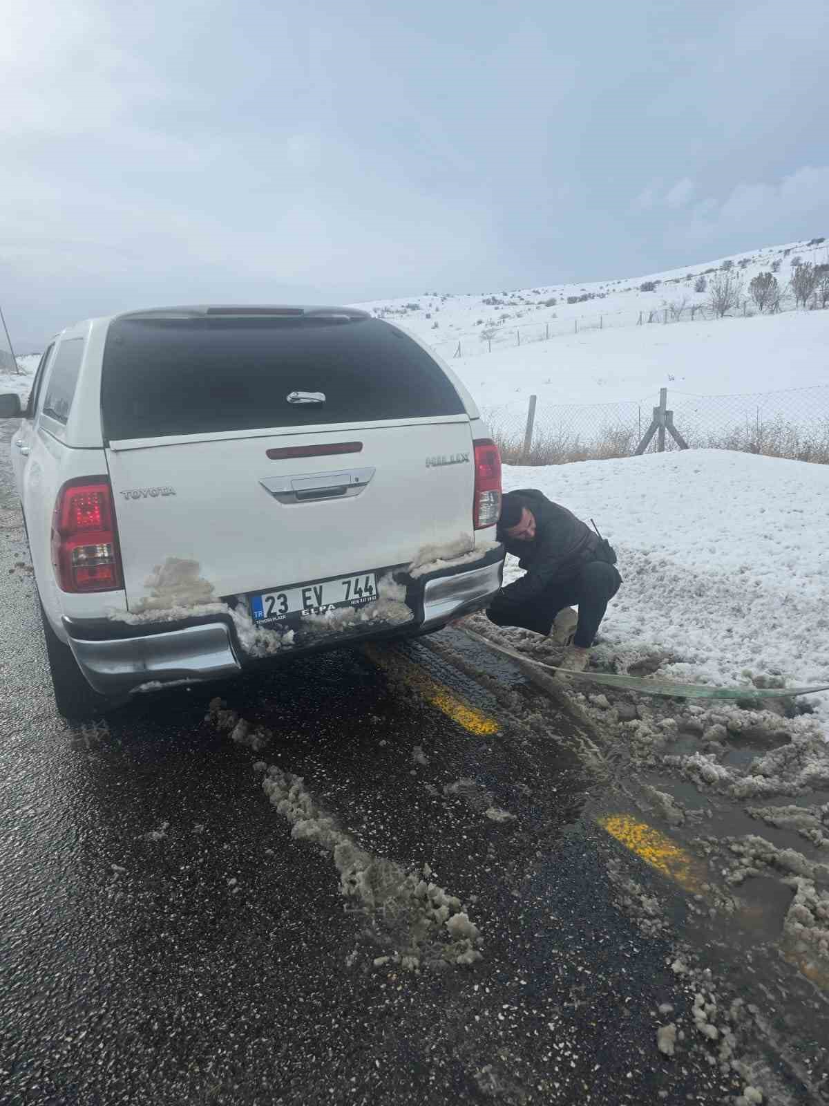 goreve giden valilik koruma ekibi yolda kalan vatandasi kurtardi 4 j4usu7jW