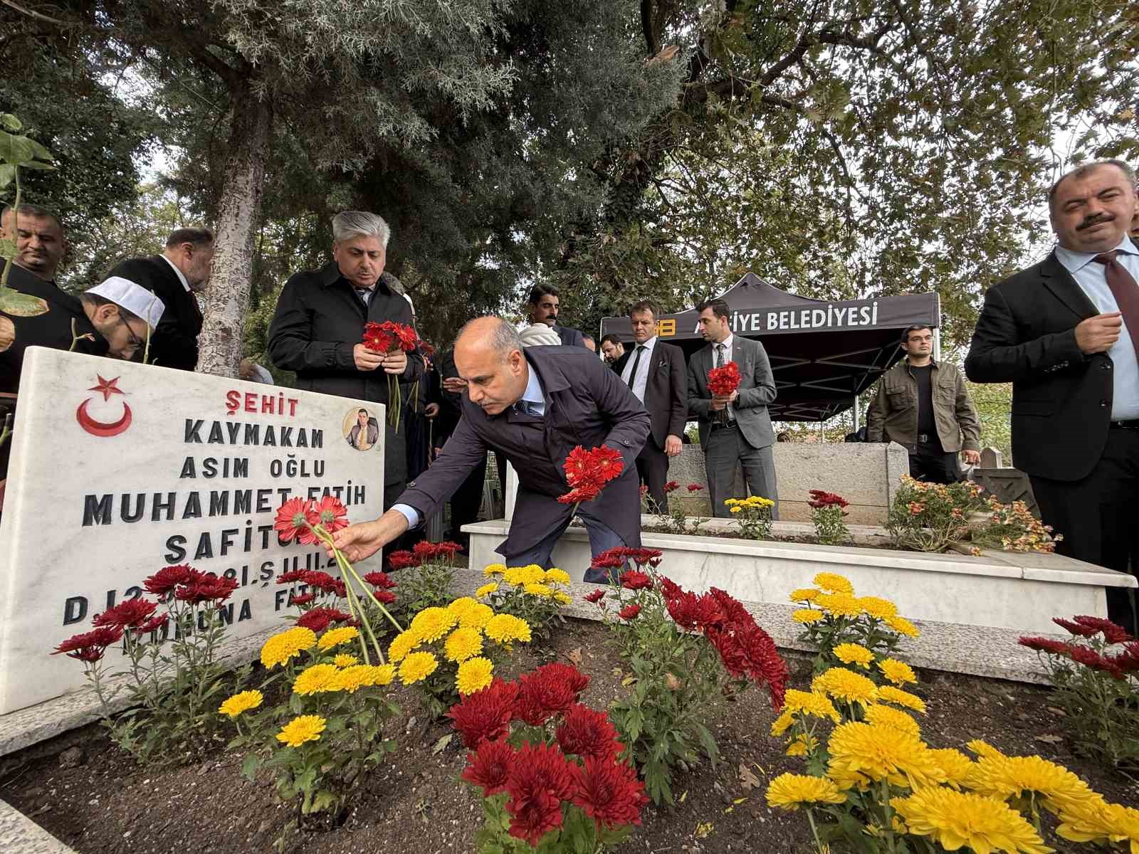 gorevi basinda sehit edilen kaymakam safiturk vefatinin 9uncu yilinda kabri basinda anildi 1 VrO9D1Dw