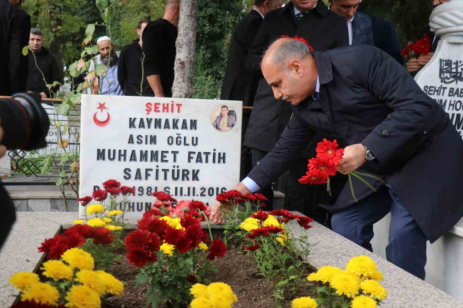gorevi basinda sehit edilen kaymakam safiturk vefatinin 9uncu yilinda kabri basinda anildi 2 F5whIc5B