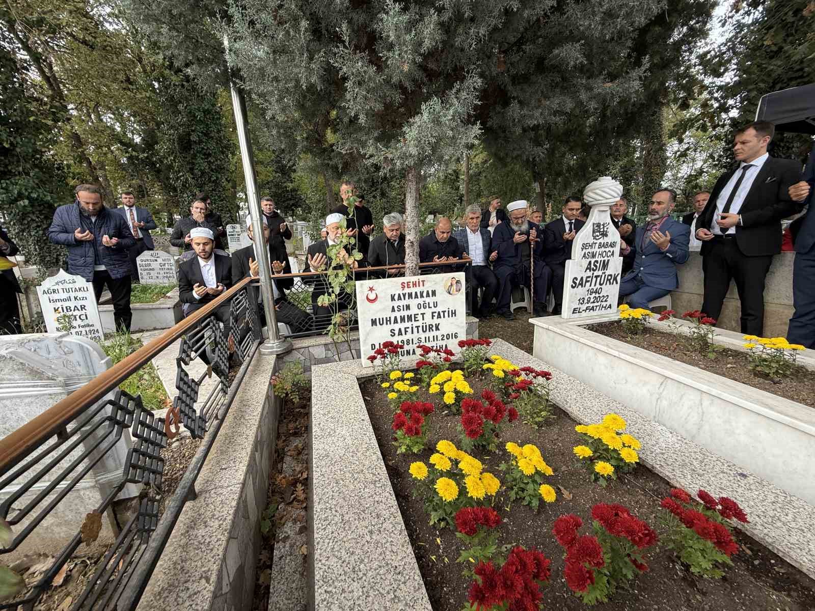 gorevi basinda sehit edilen kaymakam safiturk vefatinin 9uncu yilinda kabri basinda anildi 3 NhE8Uu86