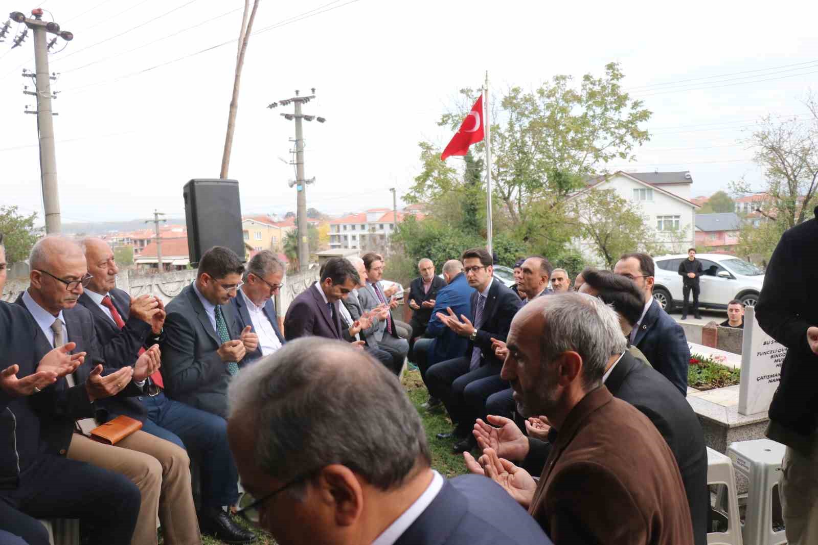 gorevi basinda sehit edilen kaymakam safiturk vefatinin 9uncu yilinda kabri basinda anildi 5 ScTzOXlX