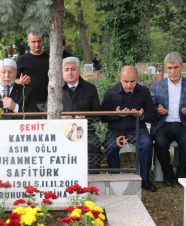 gorevi-basinda-sehit-edilen-kaymakam-safiturk-vefatinin-9uncu-yilinda-kabri-basinda-anildi-A3eb7BGF.jpg