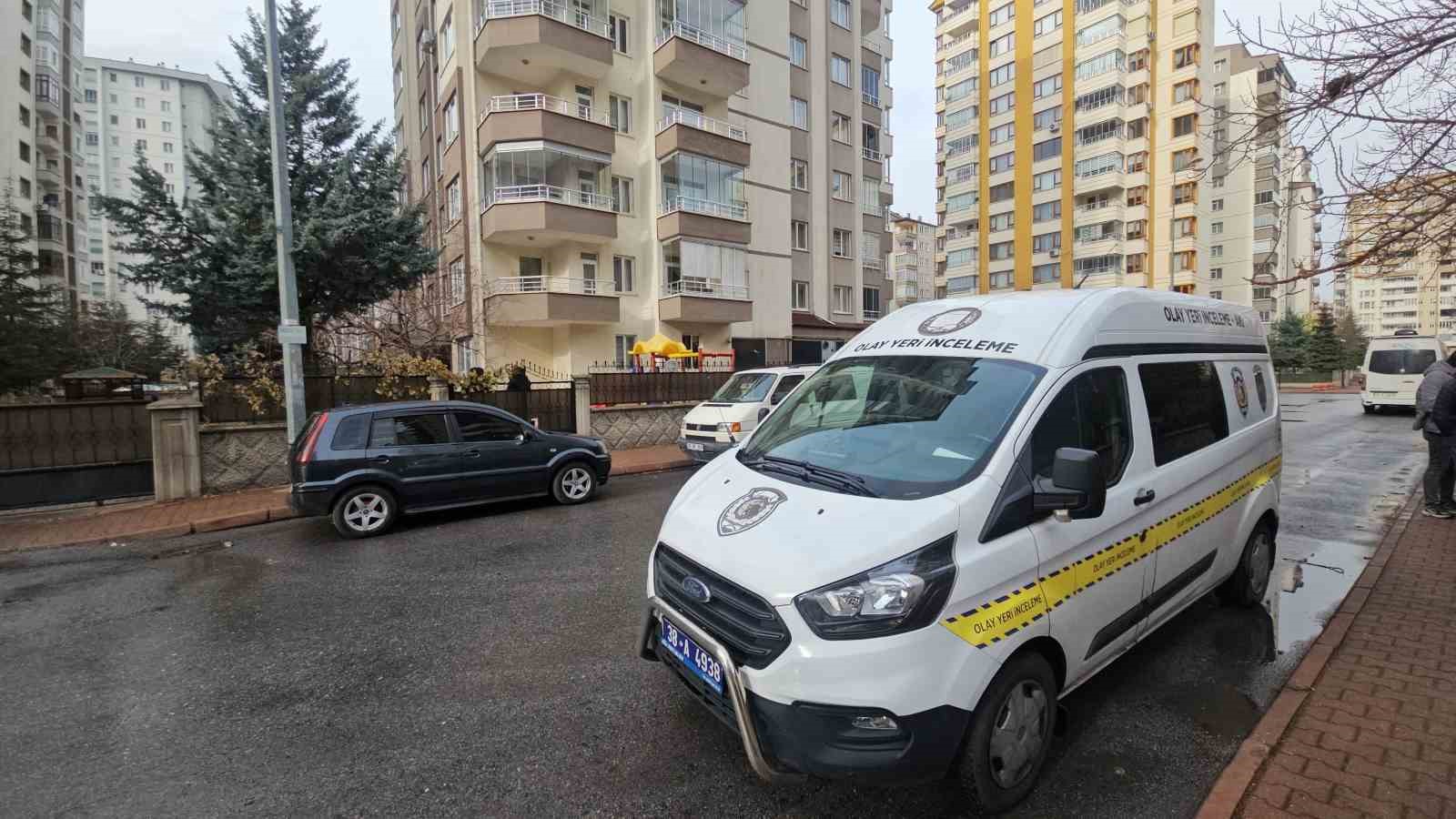 gorevlinin karisini olduren sahis cinayetten sonra ellerini yikamis 3 WfFsBlHv