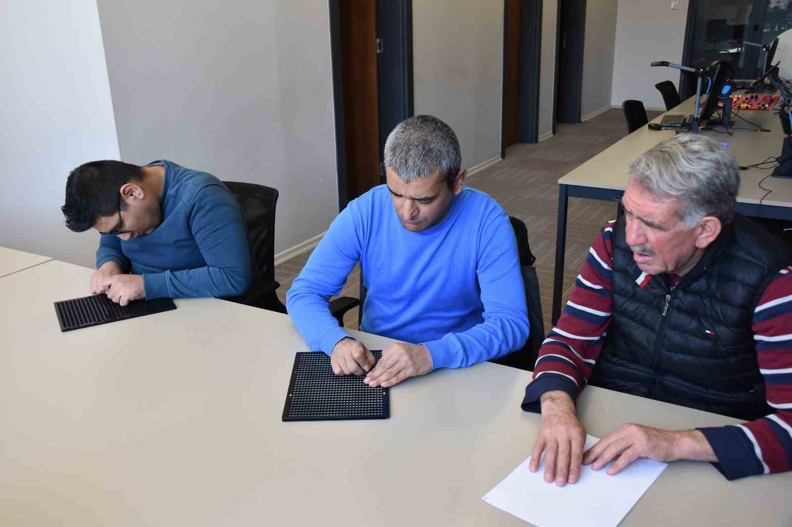 gorme engeliler braille alfabesi ogreniyor 2 XMctamiT