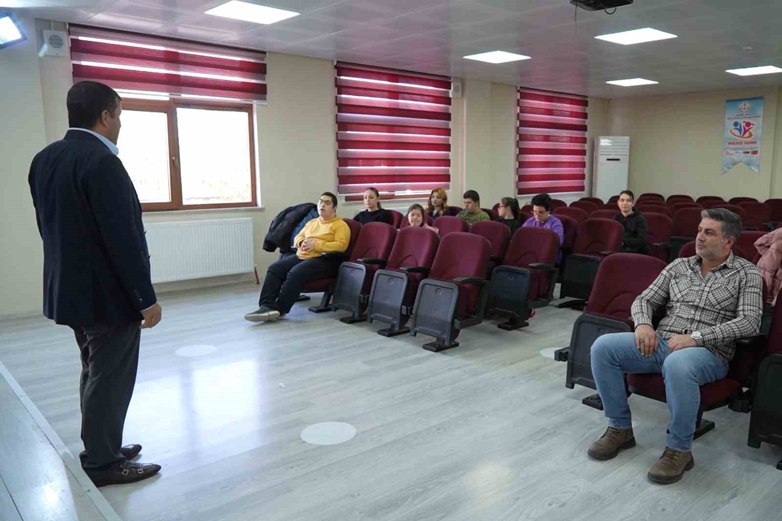 gorme engeline inat basariya yuruyen ogretmen simdi ozel ogrencilerine rehberlik ediyor 3 B8bTcyN1
