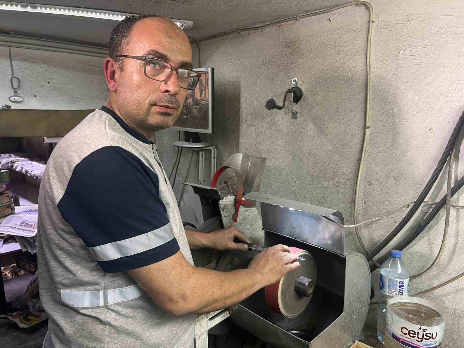 Görme engelli bıçak ustası Kurban Bayramı mesaisi için dükkanında sabahlıyor 5 gorme engelli bicak ustasi kurban bayrami mesaisi icin dukkaninda sabahliyor 1