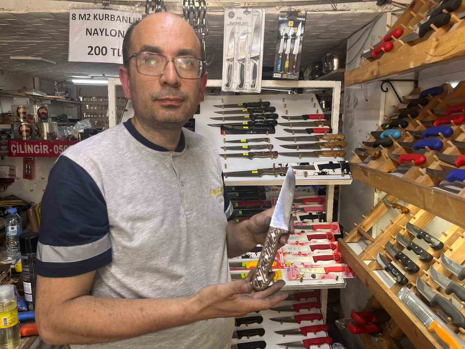 Görme engelli bıçak ustası Kurban Bayramı mesaisi için dükkanında sabahlıyor 6 gorme engelli bicak ustasi kurban bayrami mesaisi icin dukkaninda sabahliyor 2 jVViQQQm