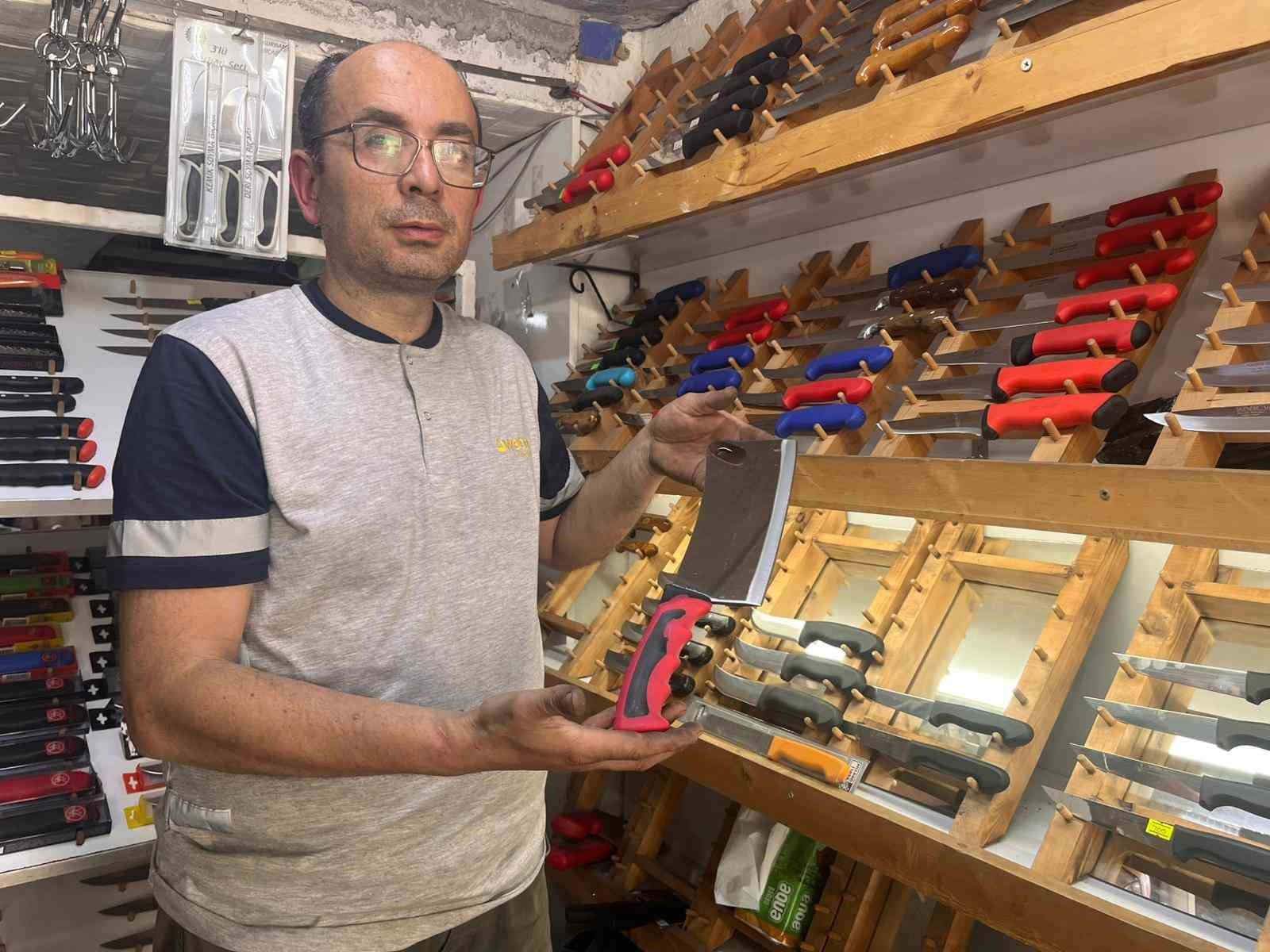 Görme engelli bıçak ustası Kurban Bayramı mesaisi için dükkanında sabahlıyor 8 gorme engelli bicak ustasi kurban bayrami mesaisi icin dukkaninda sabahliyor 4 yclqhXKS