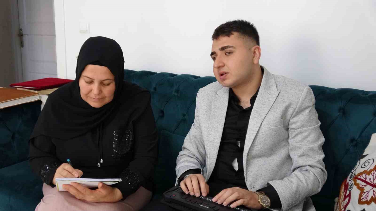 gorme engelli oglunun egitimi icin braille alfabesini ogrendi 4 kabI7Qyd