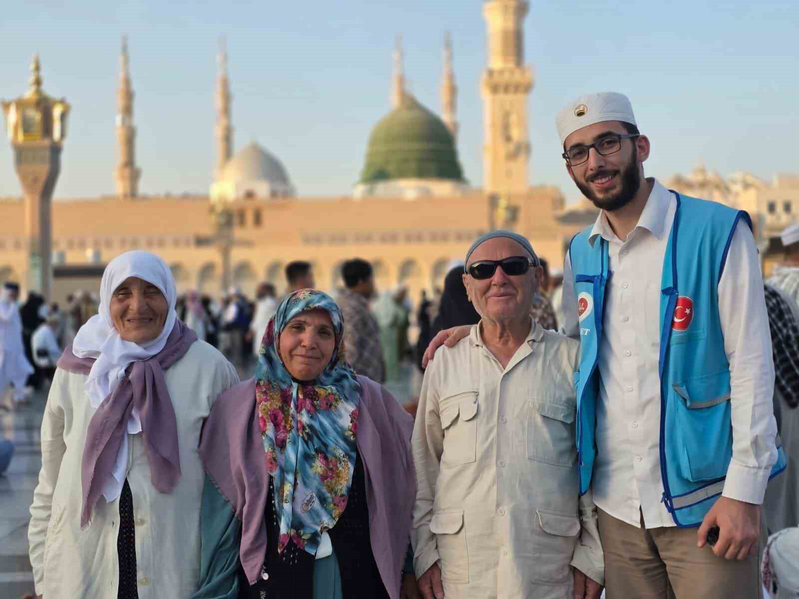 gorme engelli ramazan amca ve nuriye teyze umreye kavustu 3