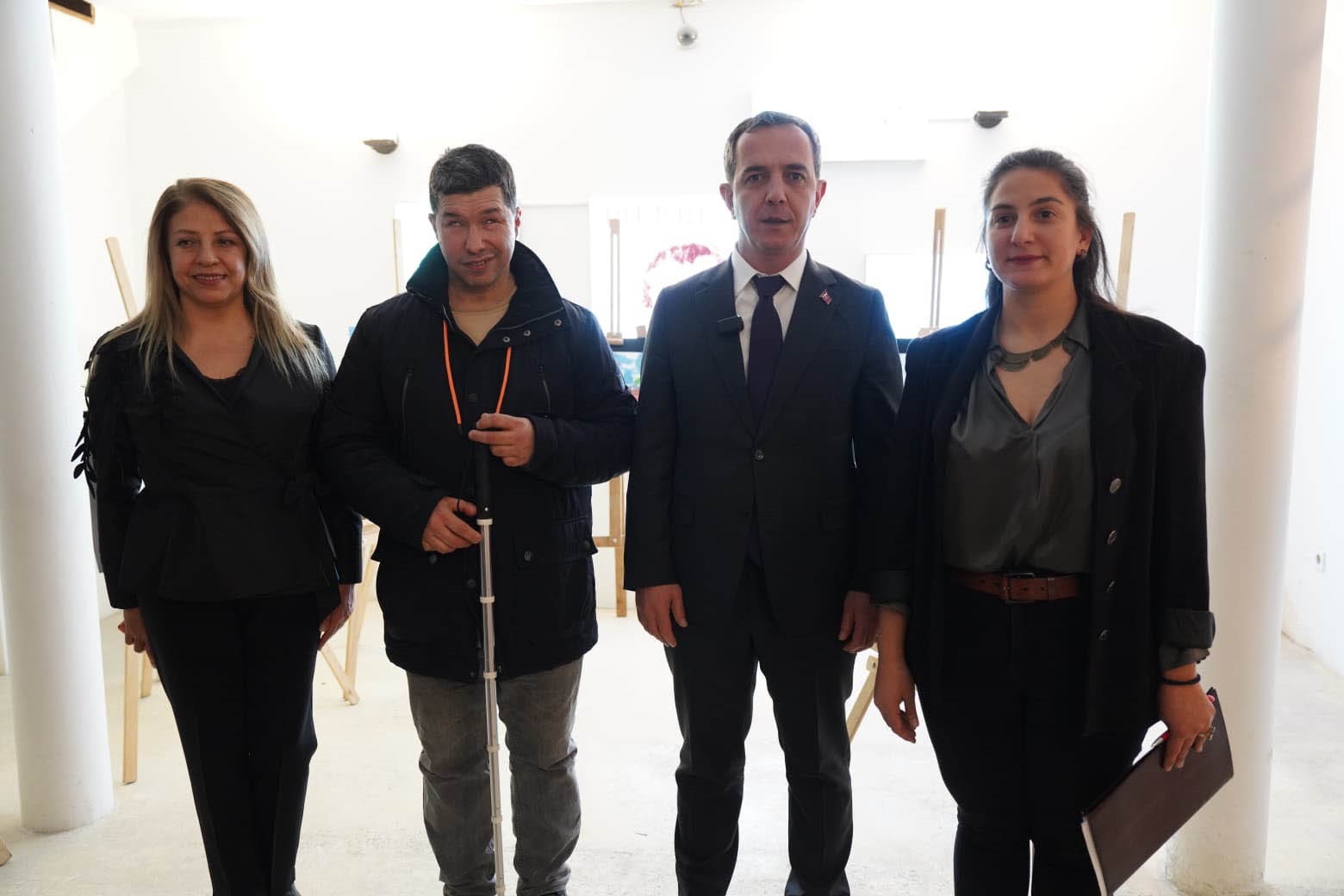 gorme engelli ressamin braille teknigiyle yaptigi resimler begeni topladi 1 czf8iCGu