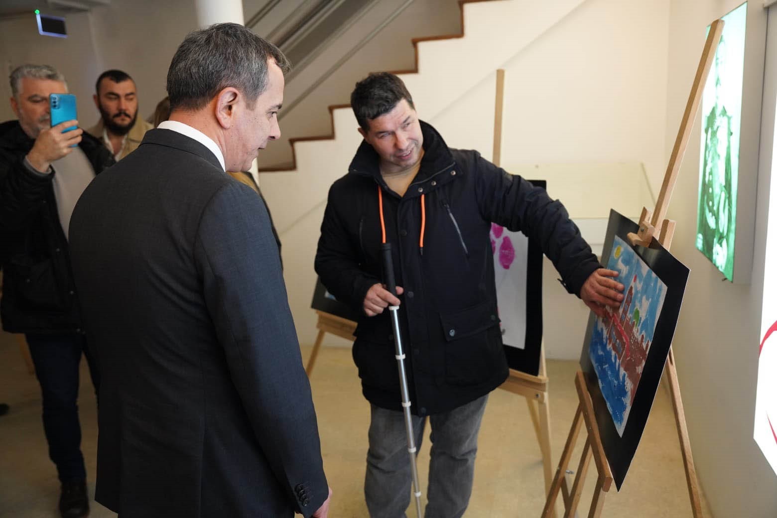 gorme engelli ressamin braille teknigiyle yaptigi resimler begeni topladi 2 tJee7IzE