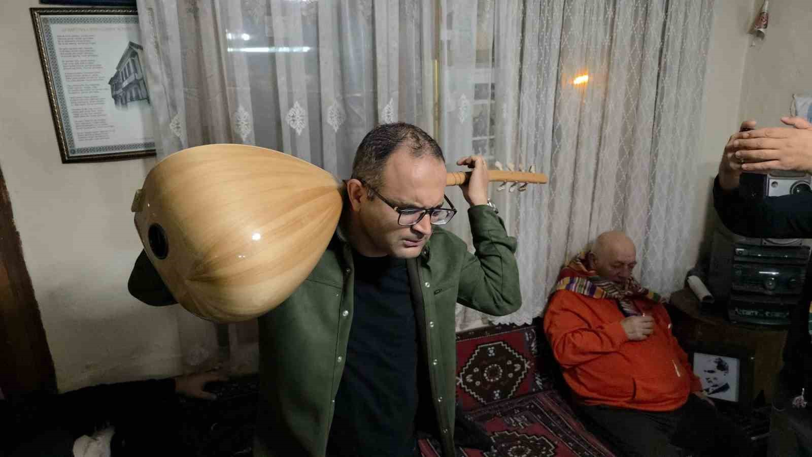 gorme engelli sanatci sazi ensesinde caliyor 0 7e6jFQE1