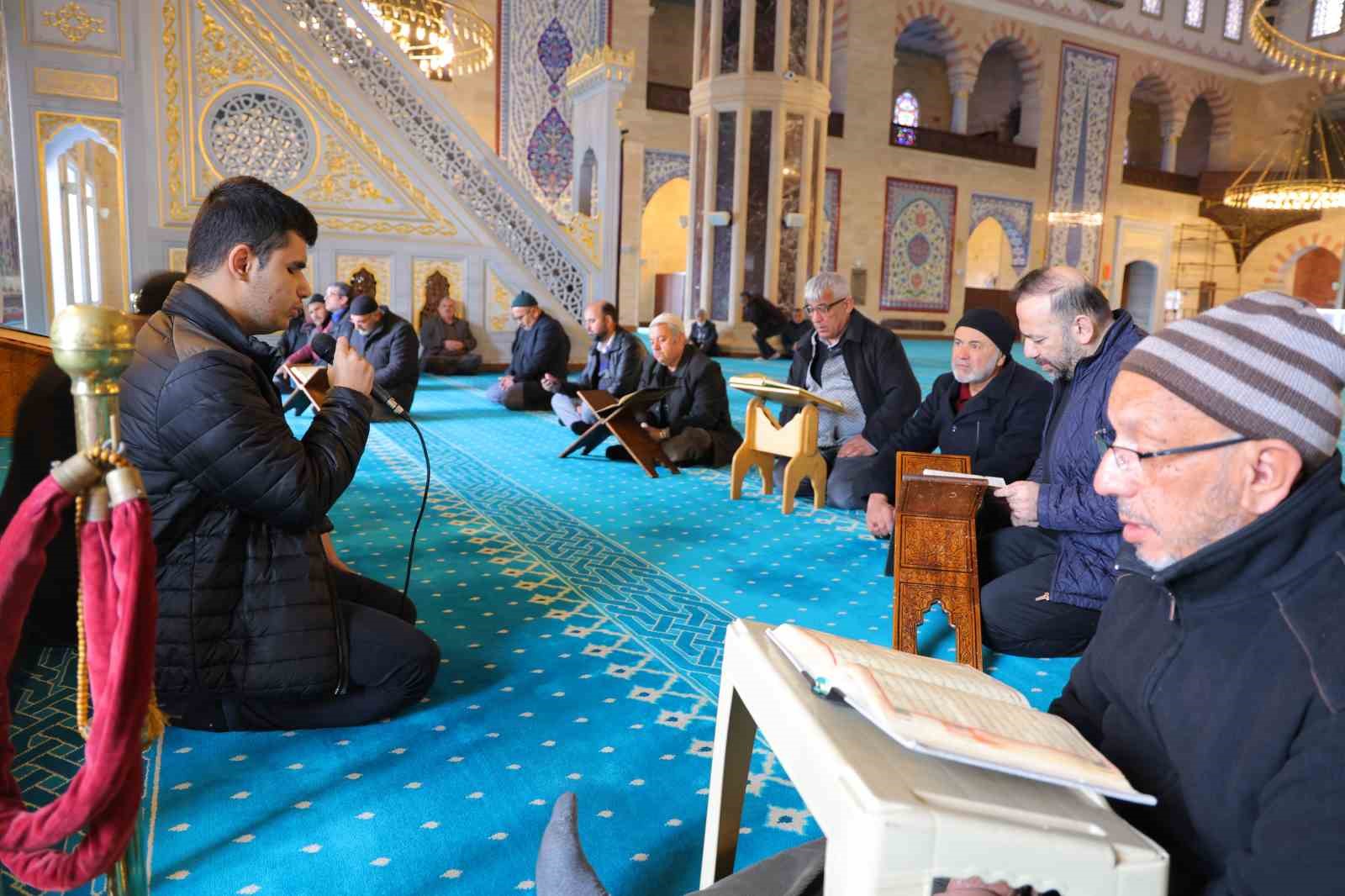 gorme engelli uc hafiz ramazan boyunca mukabele okuyor 2