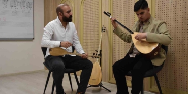 gorme-engelli-umut-asik-veyselin-yolundan-gidiyor-LNLi8ed2.jpg