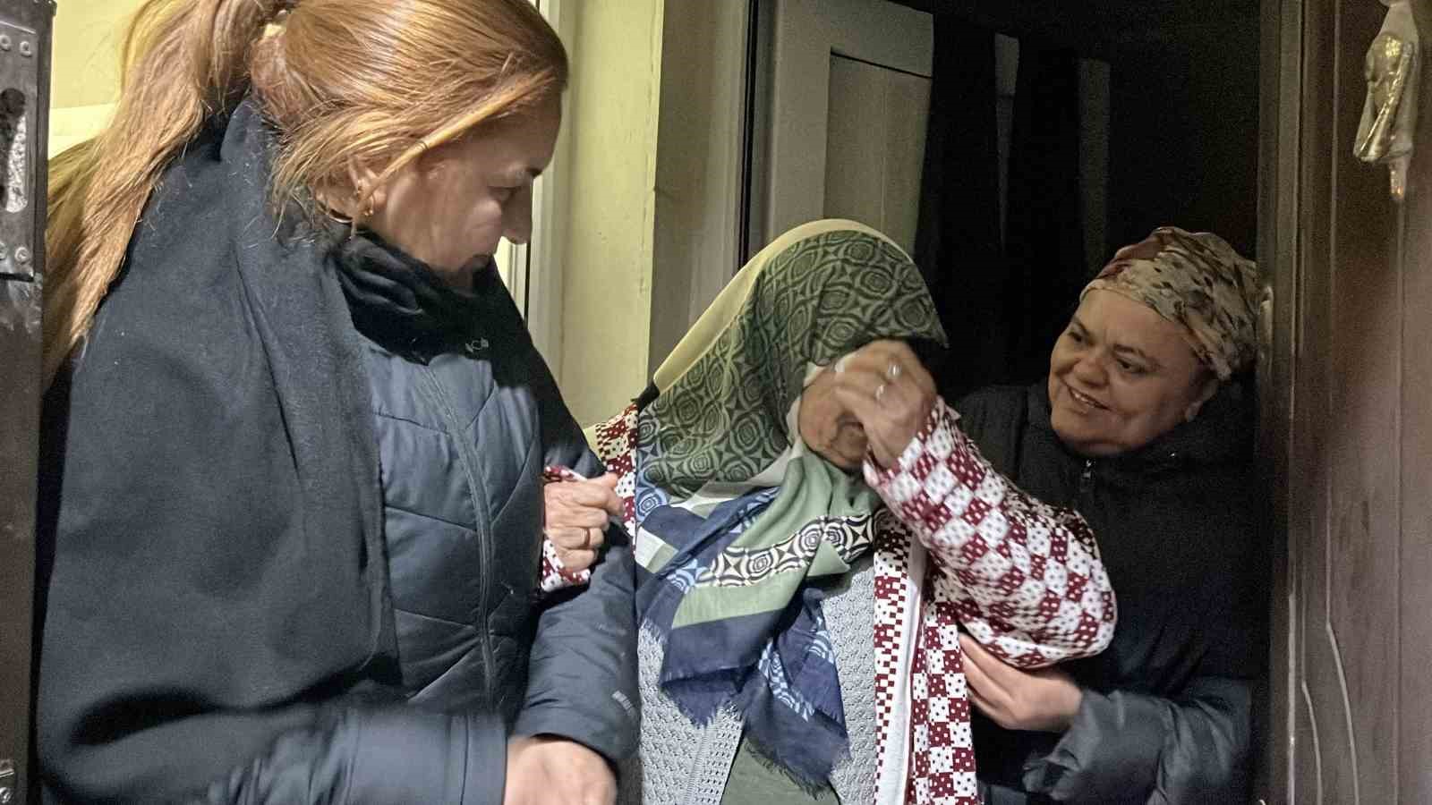 gorme engelli yasli kadina devletten sefkat eli elveda evim diyerek yillardir yasadigi evine gozyaslariyla i4di57wT