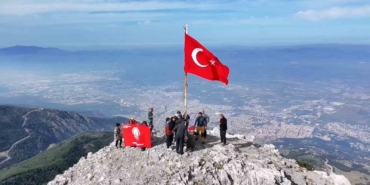 gorme-engelliler-spil-dagi-zirvesinde-bayrak-degistirdi-UU8X17cg.jpg