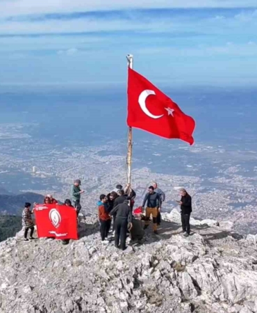gorme-engelliler-spil-dagi-zirvesinde-bayrak-degistirdi-UU8X17cg.jpg