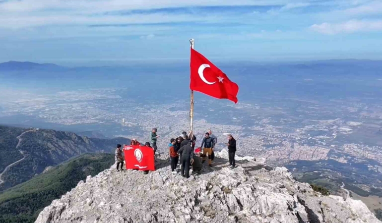 gorme-engelliler-spil-dagi-zirvesinde-bayrak-degistirdi-UU8X17cg.jpg