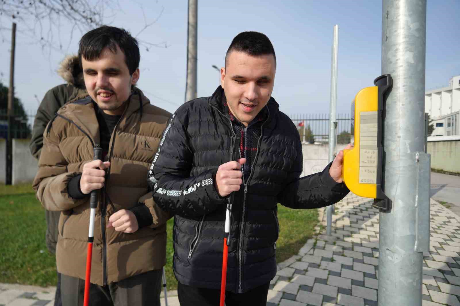 gorme engellilerin sehirdeki zorlu mucadelesi saniye saniye goruntulendi 3