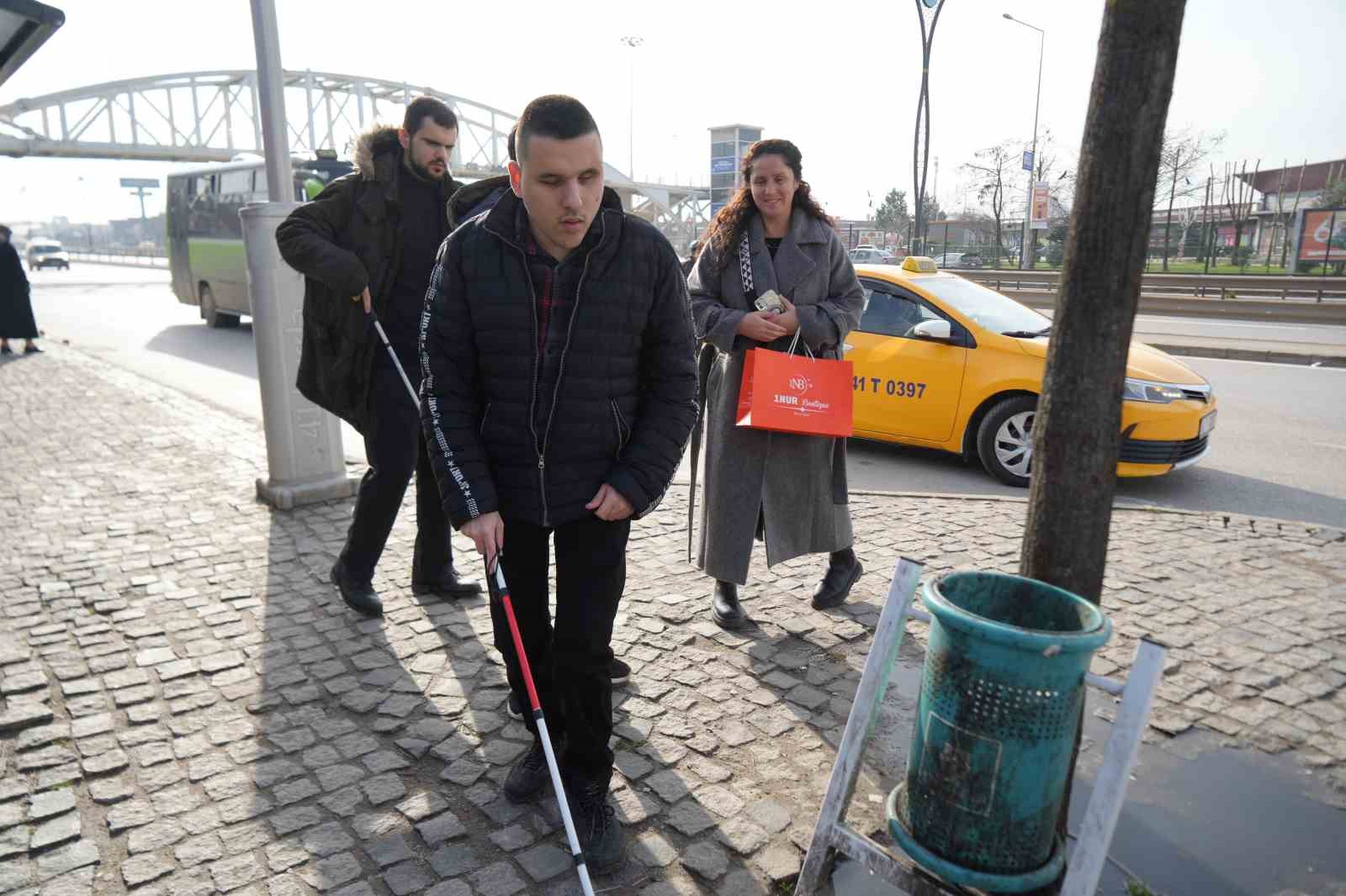 gorme engellilerin sehirdeki zorlu mucadelesi saniye saniye goruntulendi 4 VjSWmebb