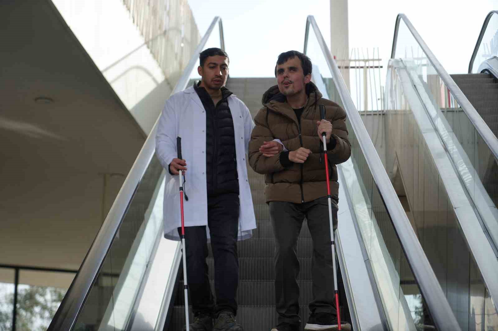 gorme engellilerin sehirdeki zorlu mucadelesi saniye saniye goruntulendi 6