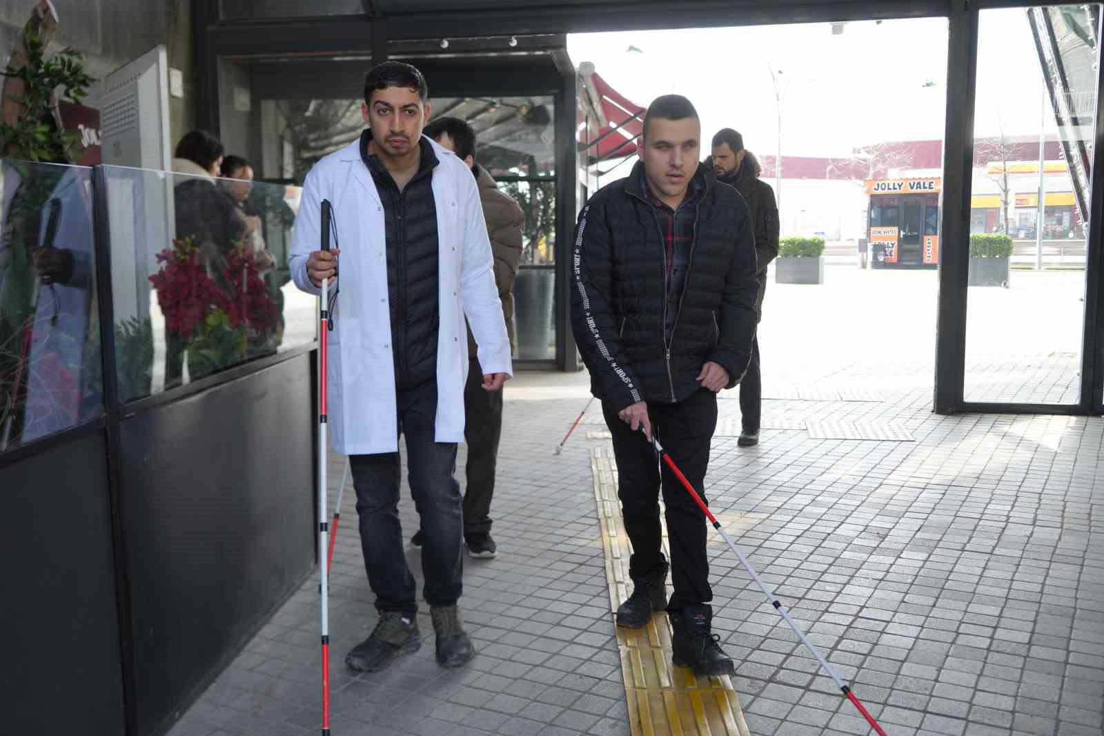 gorme engellilerin sehirdeki zorlu mucadelesi saniye saniye goruntulendi 7