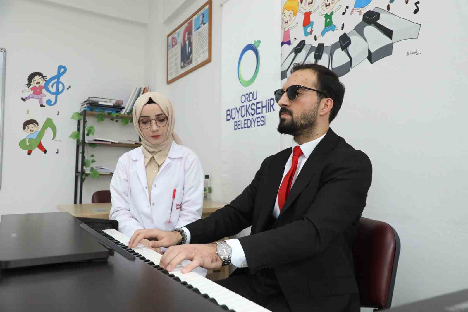 Görmeyen gözlerle değil, hisseden kalple çalıyor 4 gormeyen gozlerle degil hisseden kalple caliyor 0 a9zCuQVP