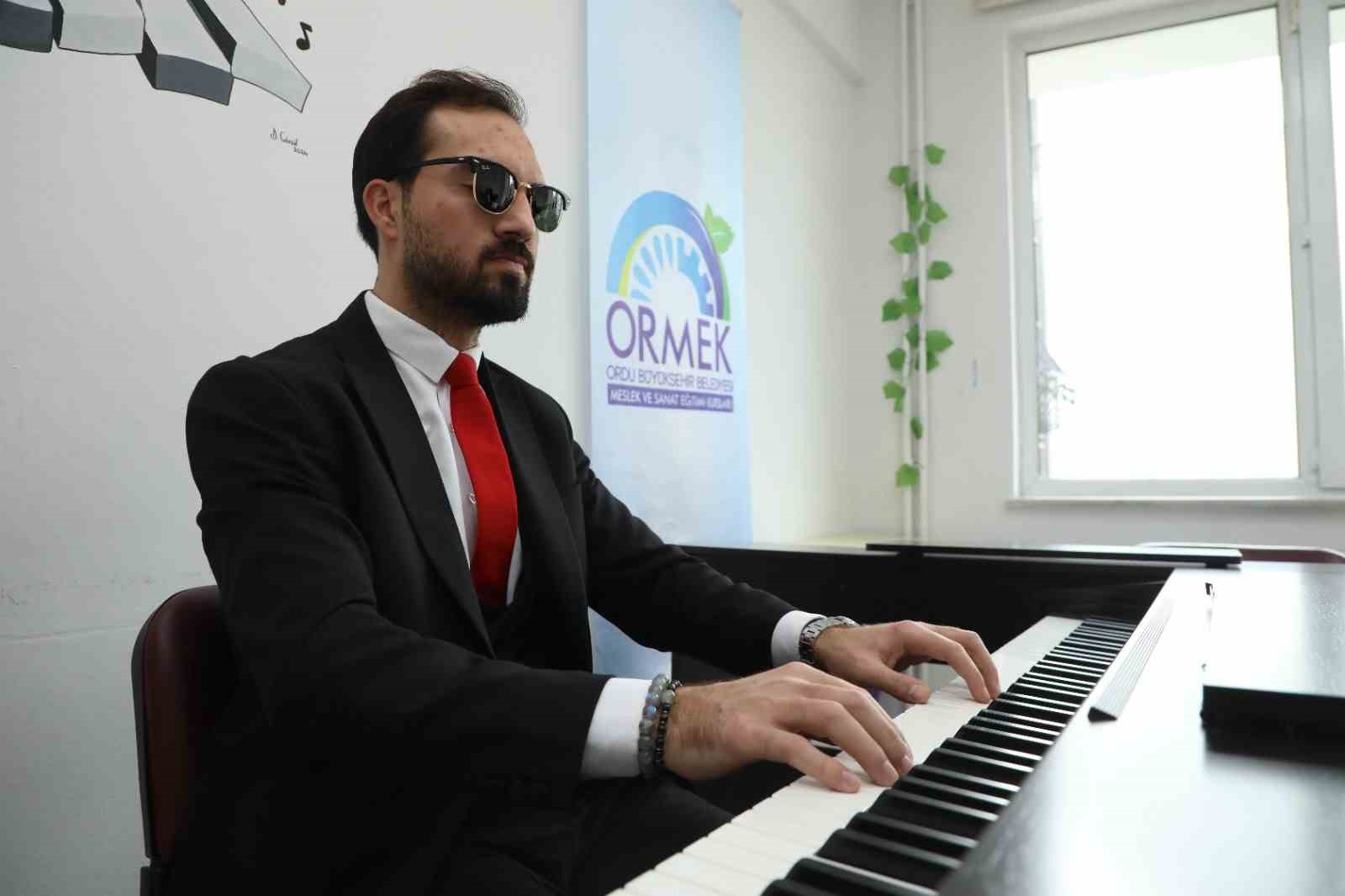 Görmeyen gözlerle değil, hisseden kalple çalıyor 5 gormeyen gozlerle degil hisseden kalple caliyor 1 YPiJ1sQk