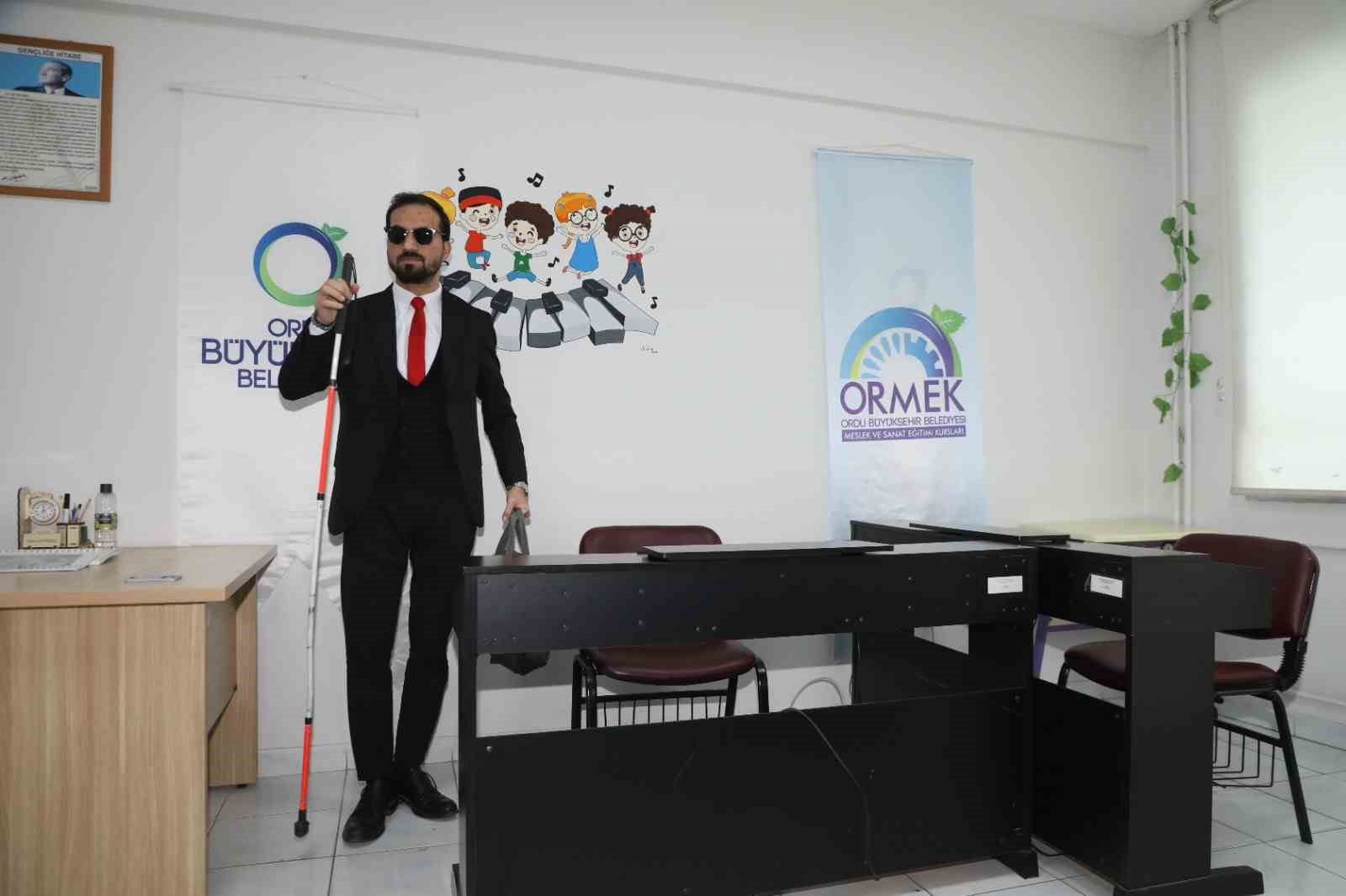 Görmeyen gözlerle değil, hisseden kalple çalıyor 8 gormeyen gozlerle degil hisseden kalple caliyor 4 fMGJ32ty